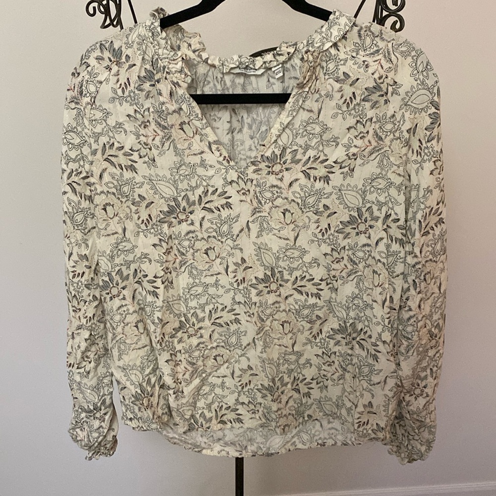B.young floral patterned blouse